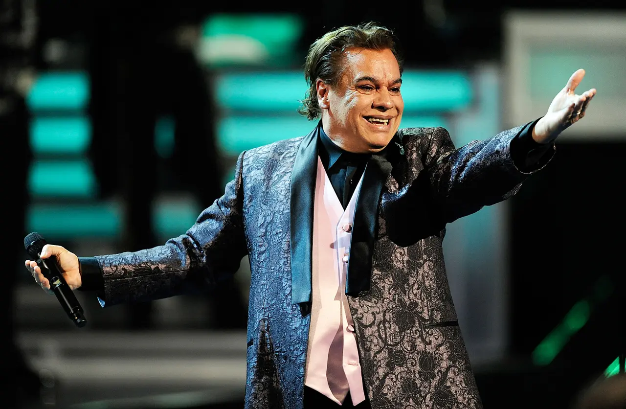 Juan Gabriel durante una de sus presentaciones musicales