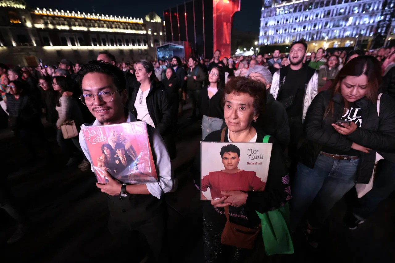 Miles de mexicanos llenan el Zócalo para recordar a Juan Gabriel y su mítico concierto