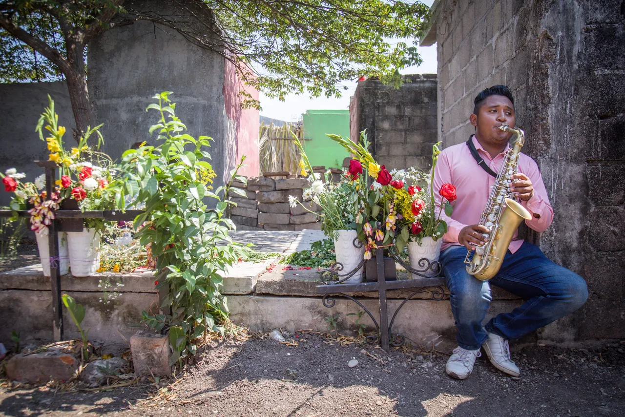 Domingo de Ramos, una convivencia entre vivos y muertos en Juchitán, México