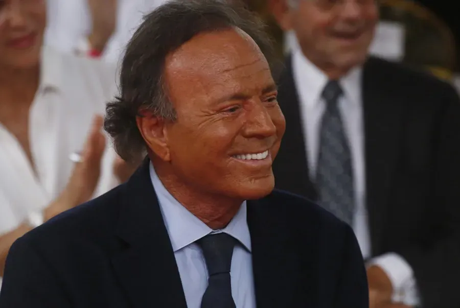 Giro en el caso Julio Iglesias: rechazan juzgar al cantante por falta de competencia y jurisdicción