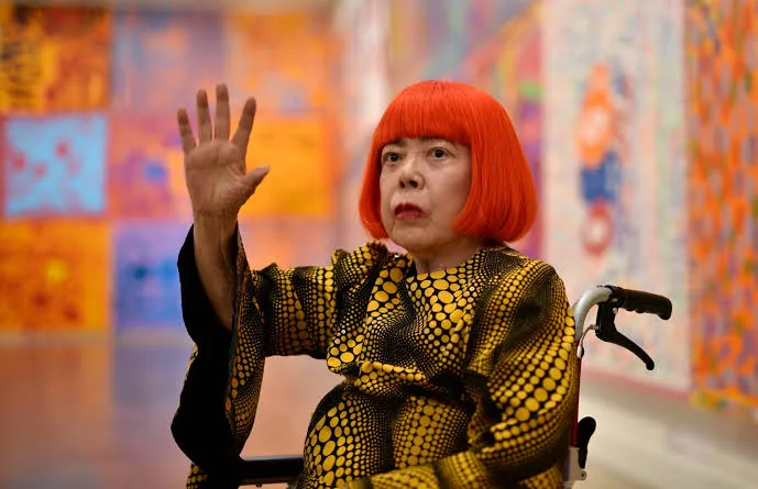 Yayoi Kusama durante una exposición de su obra