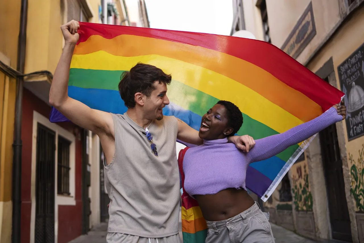 la-gente-disfrutando-de-las-celebraciones-del-mes-del-orgullo