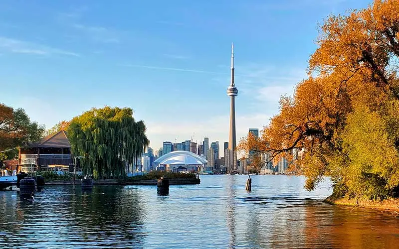 Donald Trump muestra la orden ejecutiva para cambiar el nombre del lago Ontario a Lago América.