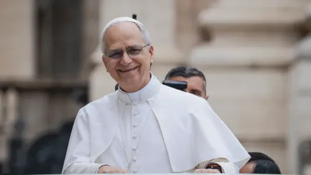 Pharrell Williams saluda al Papa León XIV en el Vaticano durante el Encuentro Mundial sobre la Fraternidad Humana 2025.