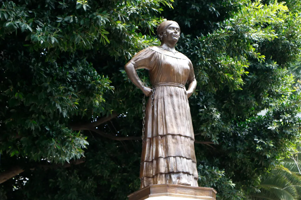 La estatua de Leona Vicario está ubicada en Río Guadalquivir en la colonia Cuauhtémoc en la Ciudad de México