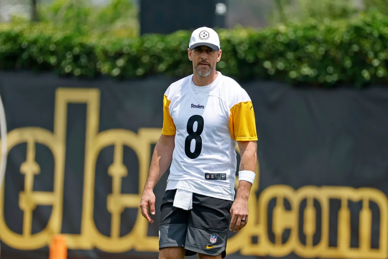 Los Pittsburgh Steelers anunciaron este lunes la renovación del contrato del 'quarterback' Aaron Rodgers, de 42 años, por una temporada y una cantidad estimada en 25 millones de dólares.