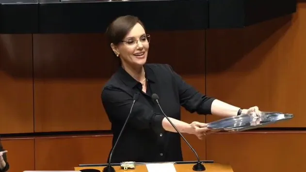 Lilly Téllez reta a Morena a entregar sus visas de Estados Unidos 