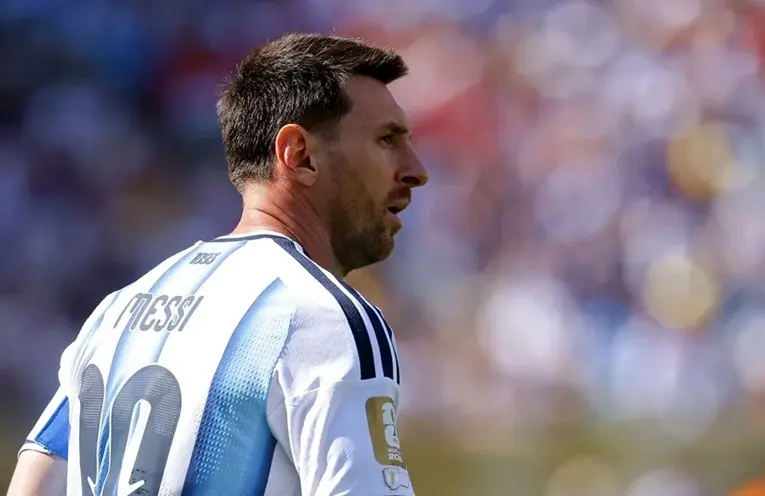 Además de publicar una fotografía de la carta escrita de su puño y letra, Messi acompañó posteriormente su despedida con un video dedicado a su trayectoria con Argentina.