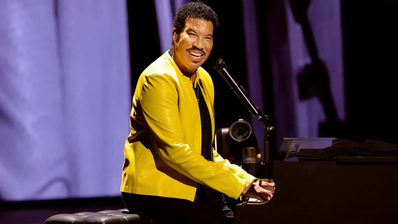 Lionel Richie durante una presentación musical antes de ingresar a un hospital en St. Louis.