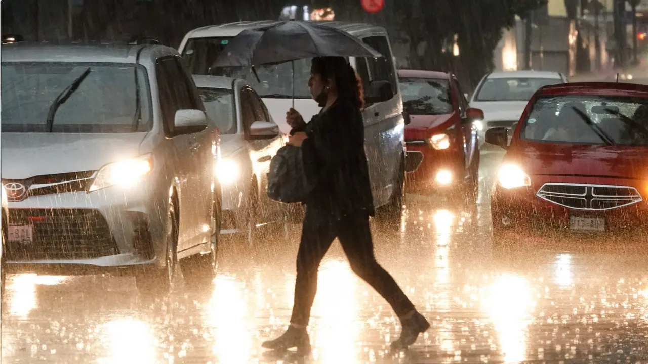 Lluvias y cielo nublado en México debido al monzón mexicano y la inestabilidad atmosférica.