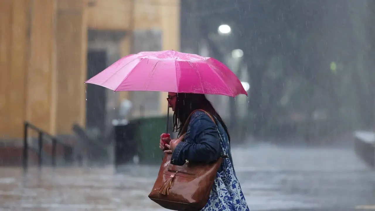 Lluvias intensas y fuertes en distintas regiones de México este domingo, con tormentas eléctricas y posibles granizadas.