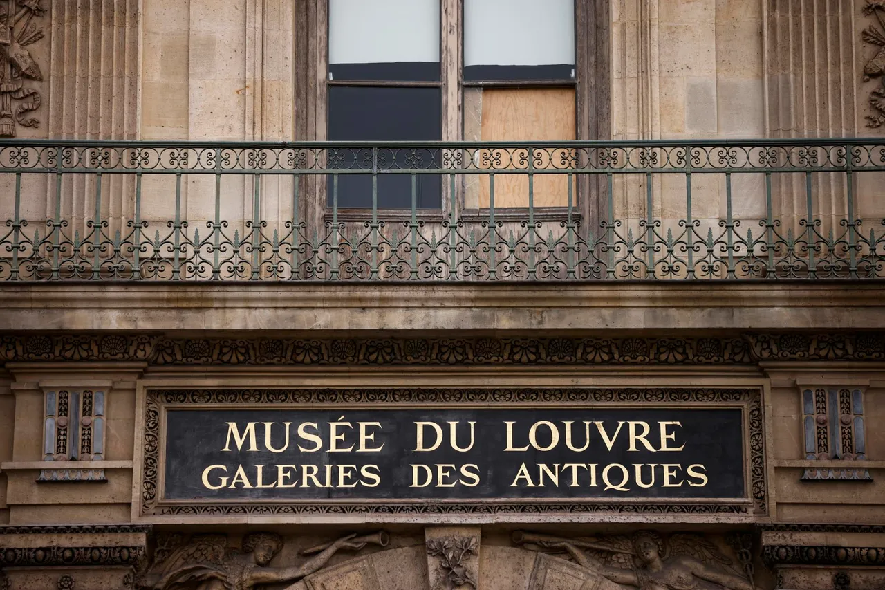 Louvre museum remains closed after robbery in Paris
