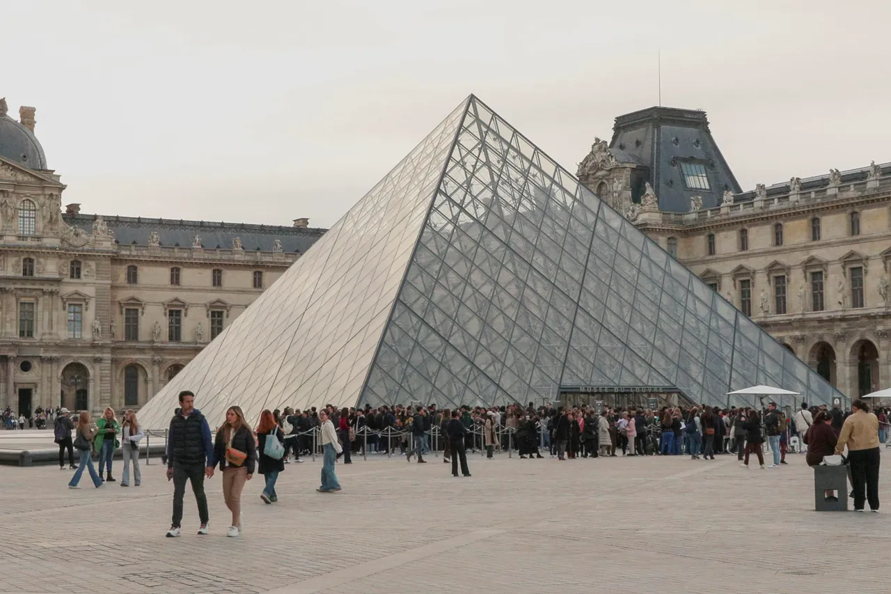 Reabre al público el Louvre, con restricciones, tras el robo de joyas del domingo