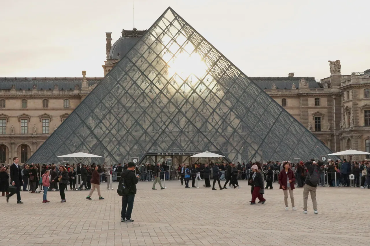 Reabre al público el Louvre, con restricciones, tras el robo de joyas del domingo