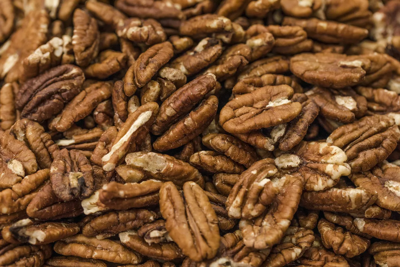 macro-shot-walnuts-market