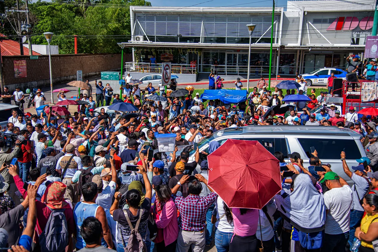 Maestros disidentes protestan ante López Obrador antes de la cumbre migratoria
