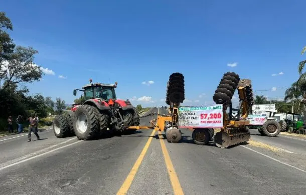 Bloqueo de productores de maíz en la Autopista 54D Guadalajara-Colima.