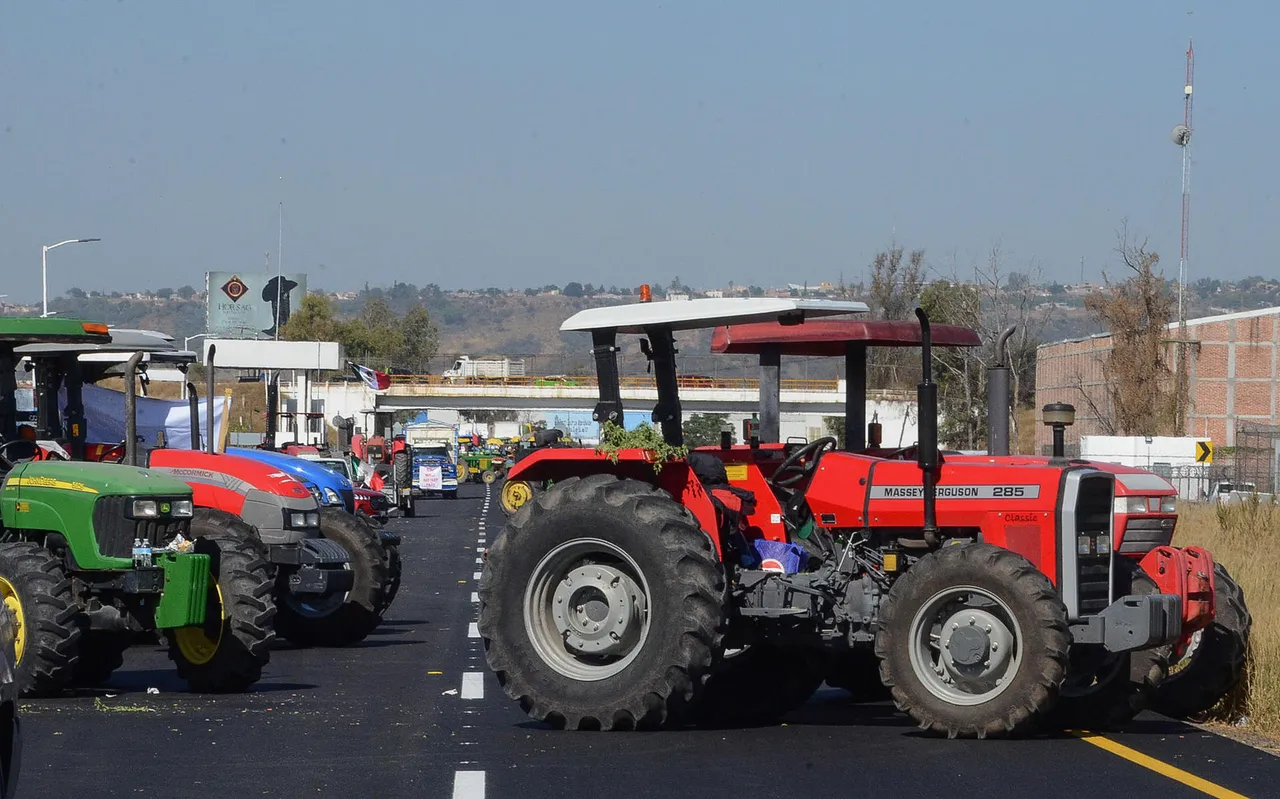 México llama al diálogo a agricultores en medio de amplios bloqueos por precio de maíz