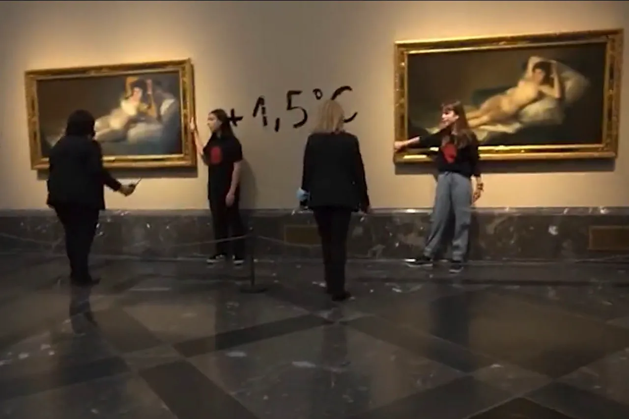 Dos activistas se pegan a &#8220;La maja desnuda&#8221; y a &#8220;La maja vestida&#8221; del Prado