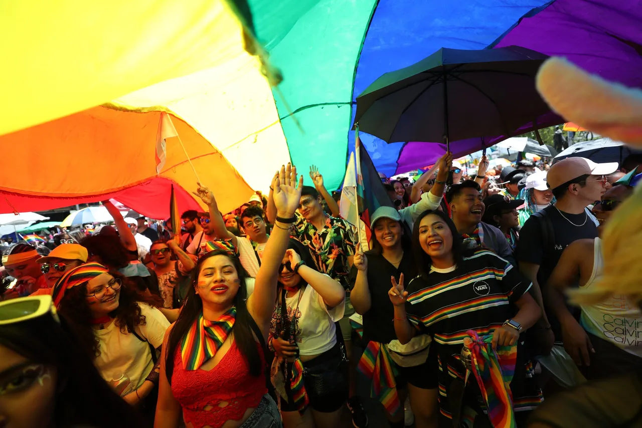 En medio de polémicas y exigencias miles participan en marcha LGBT en Ciudad de México