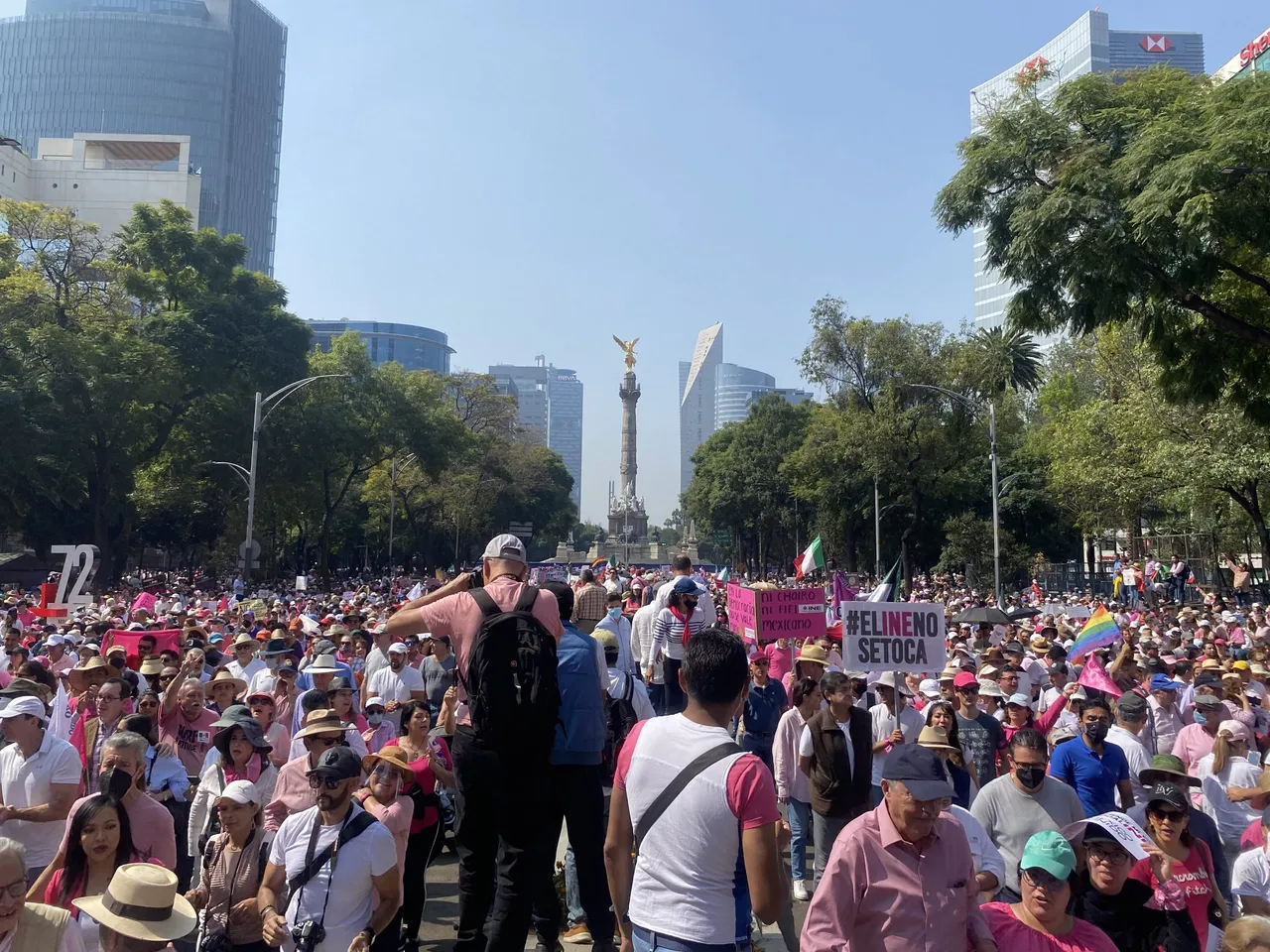 Miles marchan en Ciudad de México en favor de la mujer, la vida y la paz