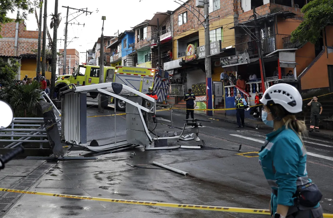 Una cabina de teleférico cae al vacío en Medellín y deja un muerto y 9 heridos