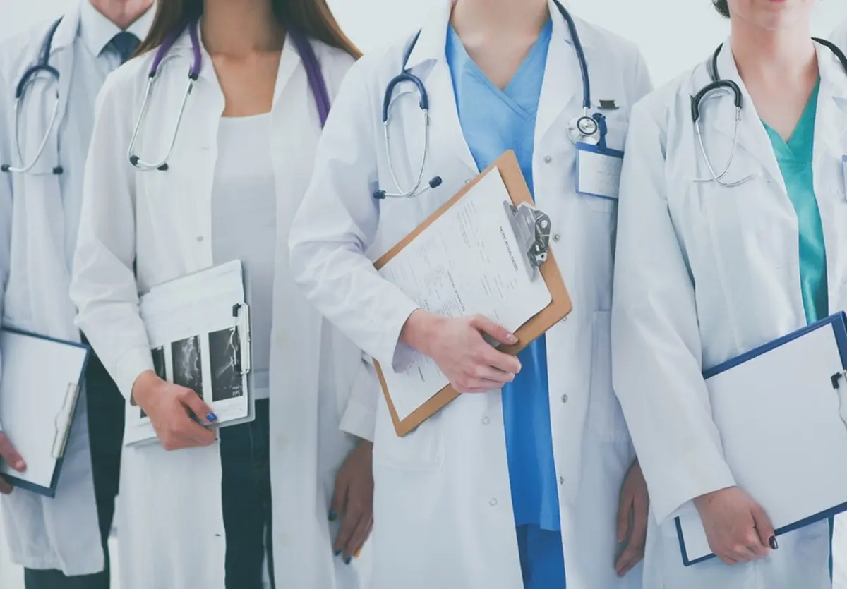 Médicos residentes realizan prácticas en un hospital de México