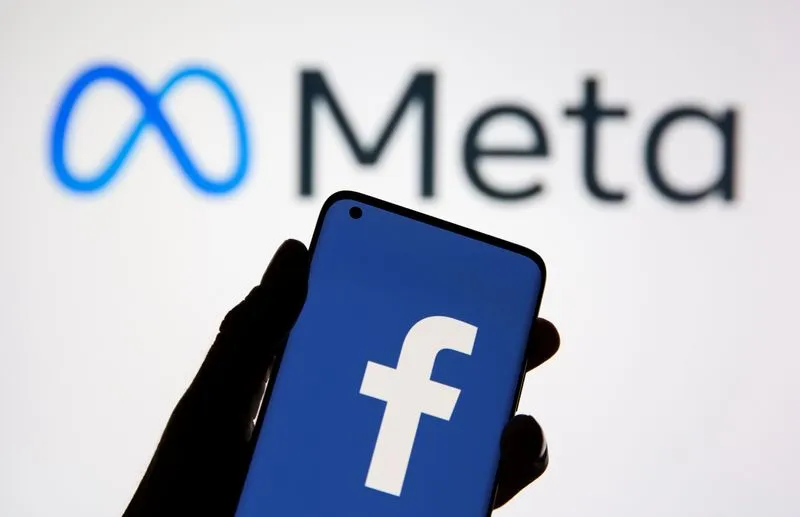 IMAGEN DE ARCHIVO. Un teléfono móvil con el logo de Facebook se ve frente al nuevo logo tras el cambio de marca a Meta, en esta ilustración tomada el 28 de octubre de 2021