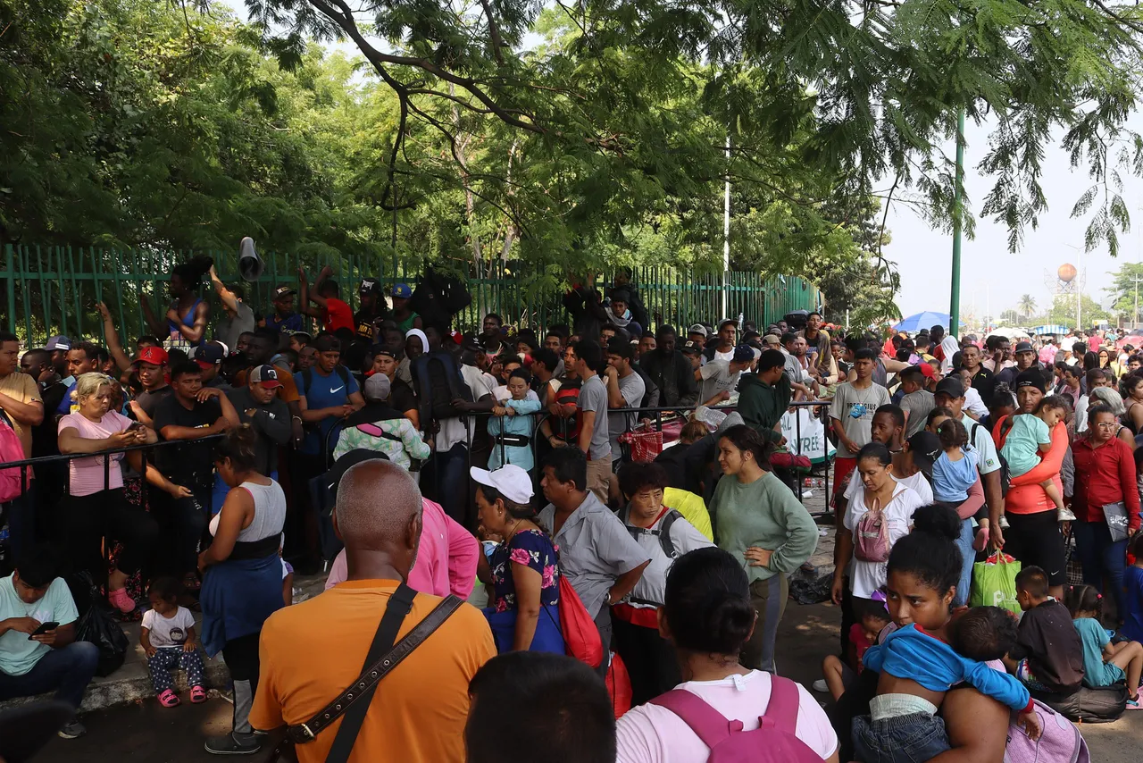 Migrantes hacen fila para recibir medicamentos en un albergue