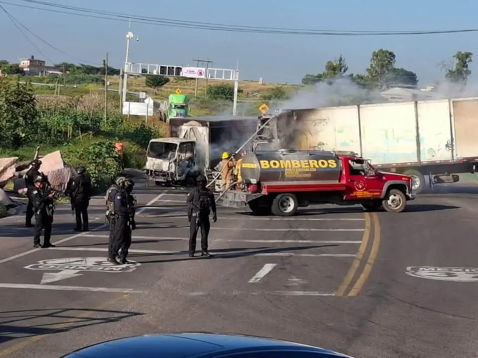 Bloqueo carretero en Michoacán provoca afectaciones a la circulación vehicular