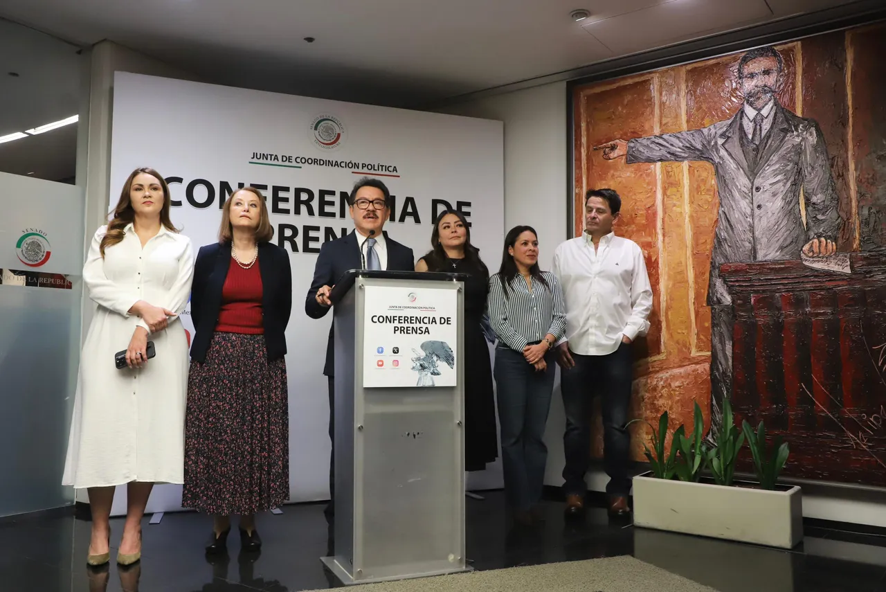 Ignacio Mier, coordinador de Morena en el Senado, durante conferencia de prensa