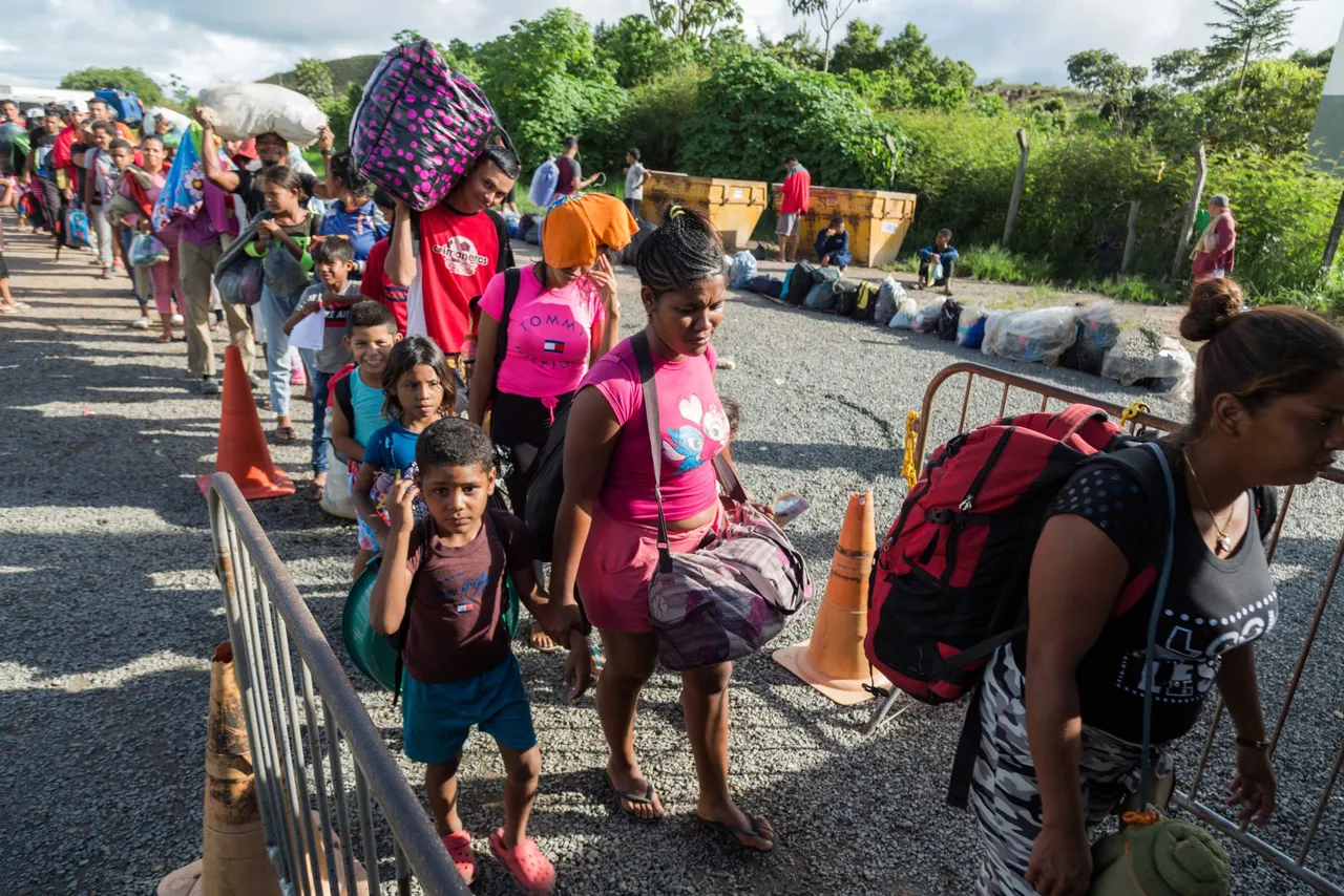 Migrantes marchan en la mexicana Tapachula vigilados por las autoridades