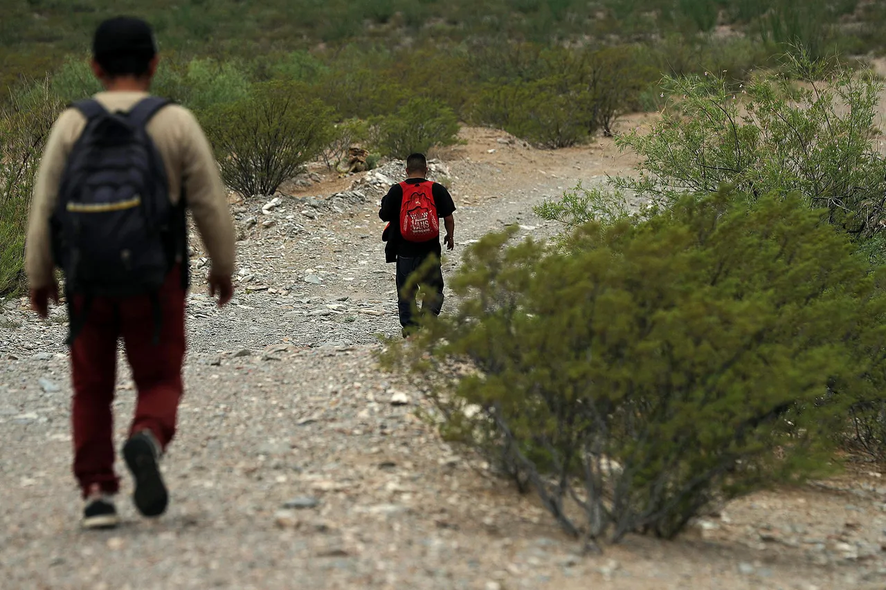 Caravana de miles de migrantes para y se entrega a autoridades mexicanas en sur de México