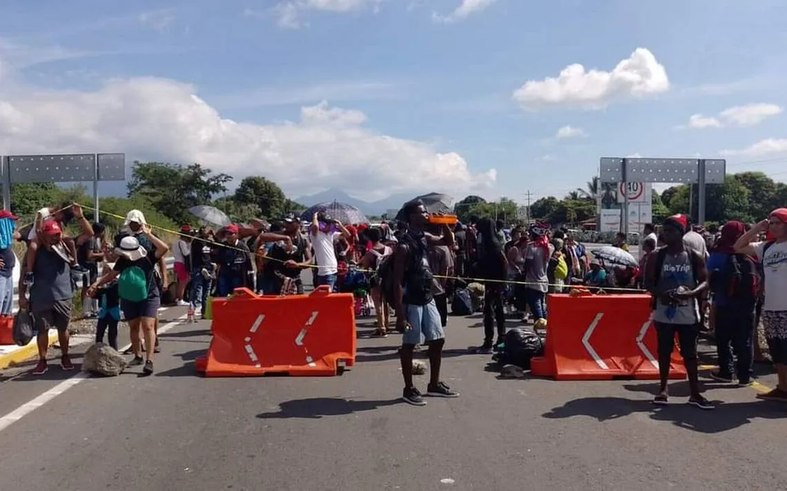 migrantes bloquean carretera