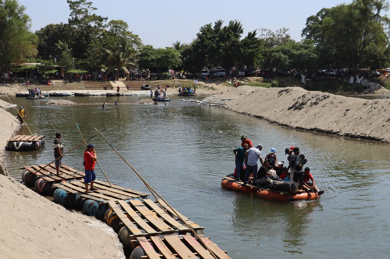 Migrantes se encadenan para presionar entrega de papeles en sureste de México