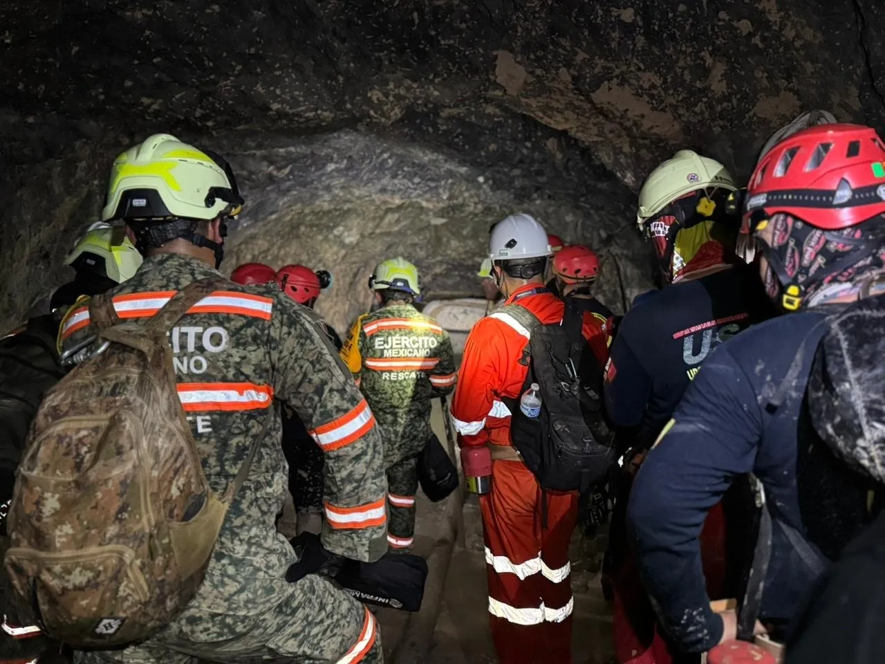 Equipos de emergencia trabajan para poner a salvo al minero