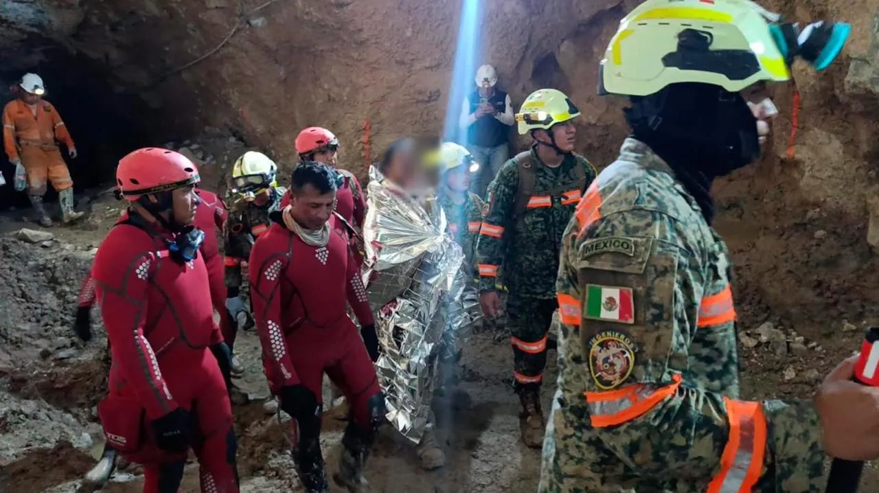 Rescatan con vida a minero tras 14 días atrapado en Sinaloa