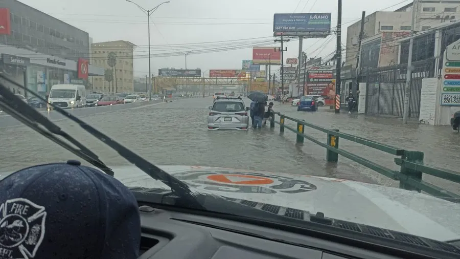 “Vehículos varados en calles inundadas de Monterrey tras lluvias intensas del 8 de octubre de 2025.”