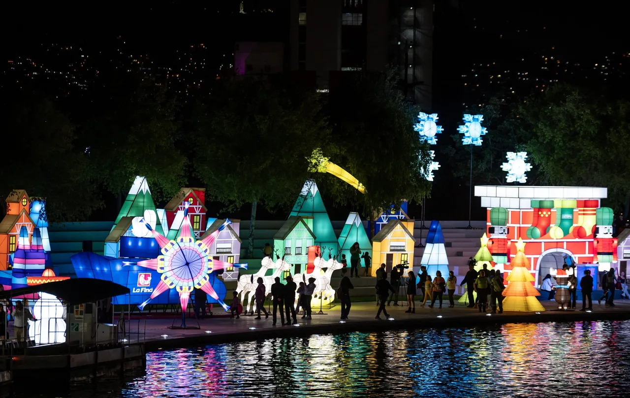 Monterrey inaugura el mayor festival de luces navideñas de México