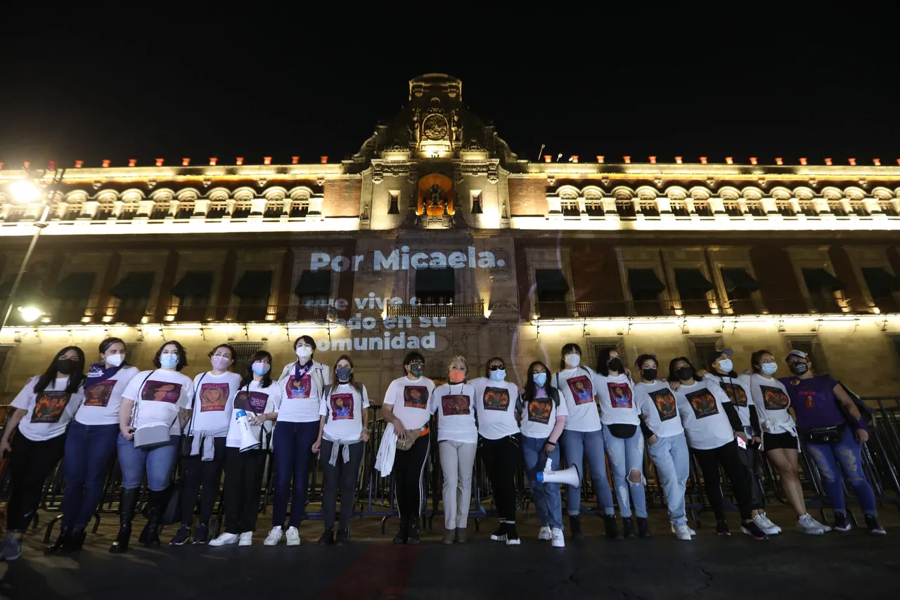 Mexicanas atacadas con ácido protestan en Palacio Nacional contra impunidad