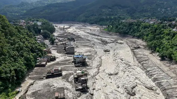 devastadora inundación repentina azota áreas clave y uno de sus principales ríos de Nepal 