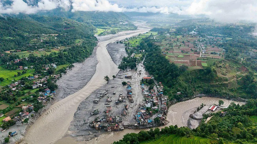 Ejército de Nepal rescata supervivientes atrapados en un túnel hidroeléctrico