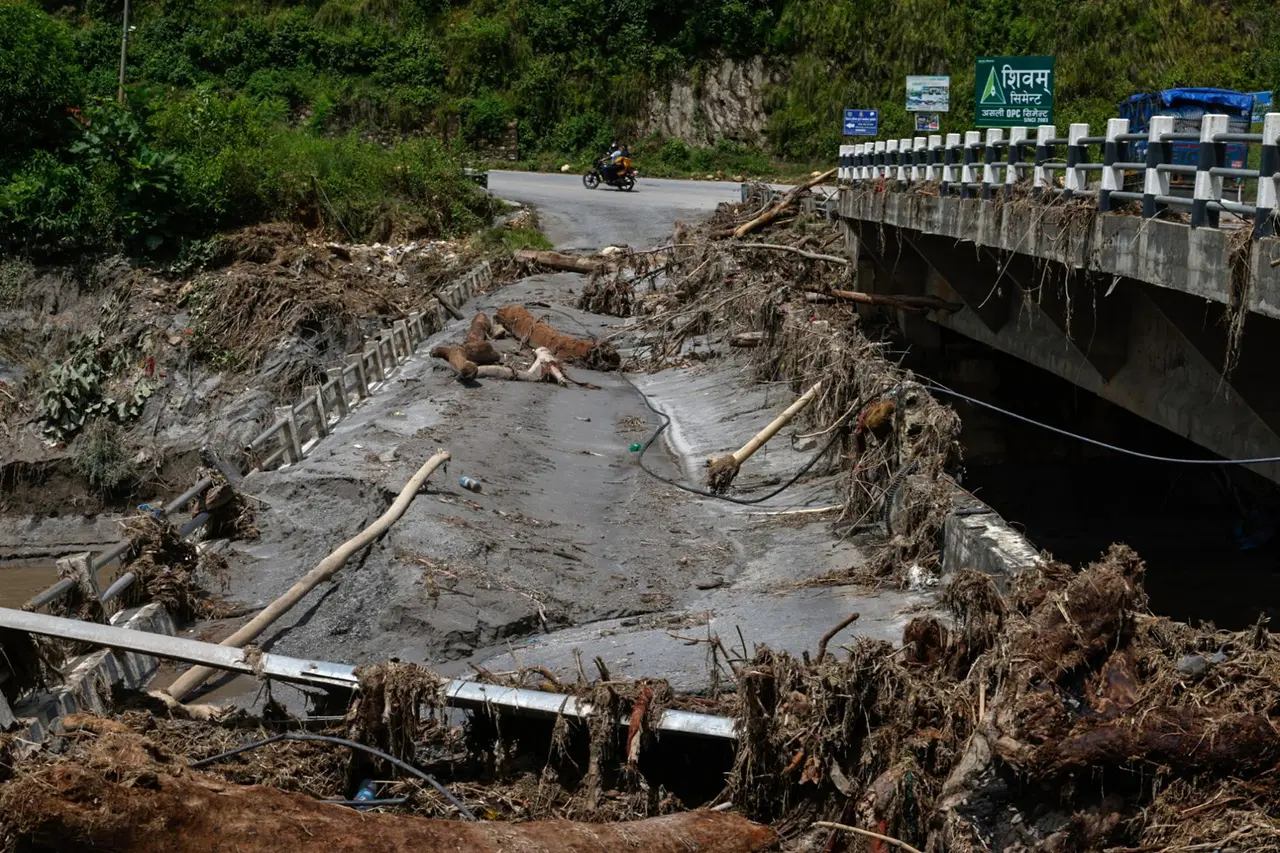 Equipos de rescate trabajan en las zonas afectadas por la devastadora riada en Nepal. EFE