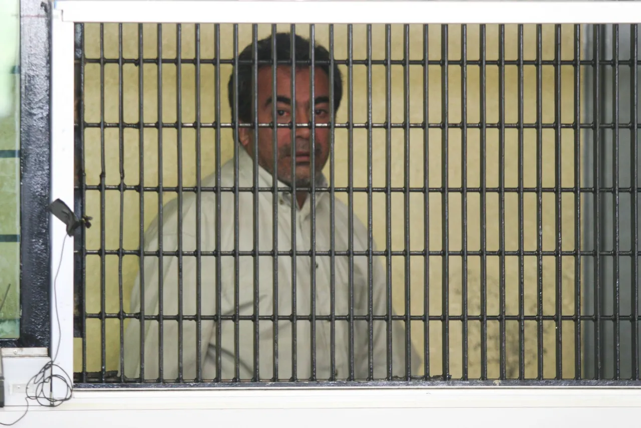 MÉXICO, D.F., 26JUNIO2008.- El dueño y administrador del News Divine, Alfredo Maya Ortiz, así como el cantinero de la discoteca, Juan Andrés Santos Urdiales, presos en el Reclusorio Oriente, comparecieron el dia de hoy  para desahogar pruebas luego de que fueran consignados por presunta corrupción de menores al darles acceso a bebidas embriagantes, al lugar asistieron jóvenes clientes del lugar para rendir sus declaraciones.FOTO: RICARDO CASTELAN /CUARTOSCURO.COM