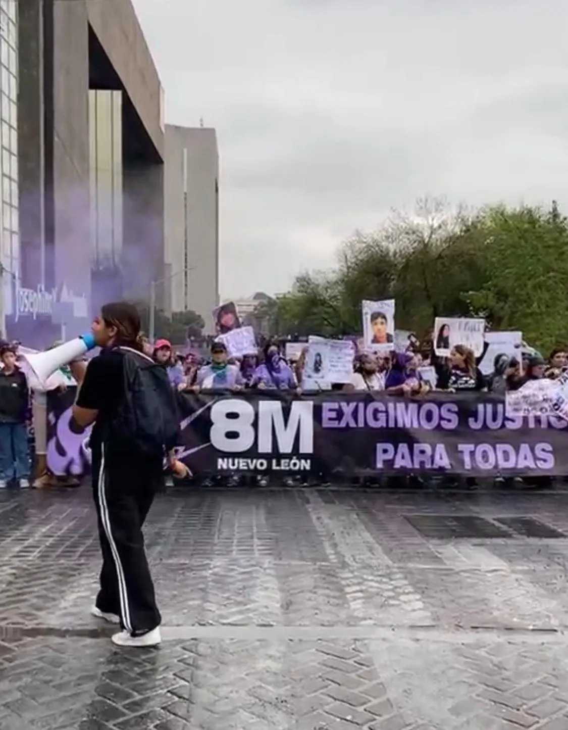 Manifestantes en Monterrey bajo la lluvia durante la marcha del 8M
