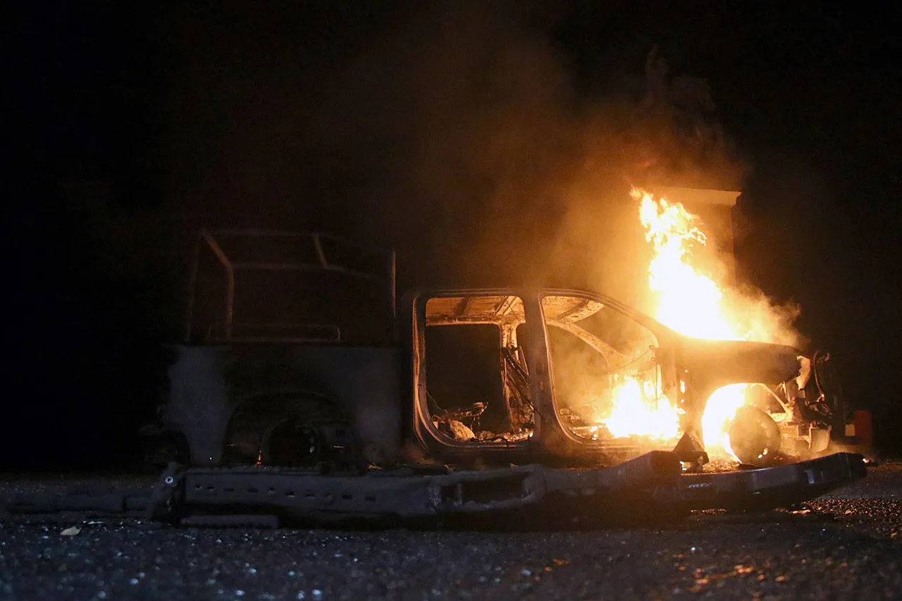 Estudiantes de Ayotzinapa queman 2 patrullas de la Guardia Nacional en el sur de México