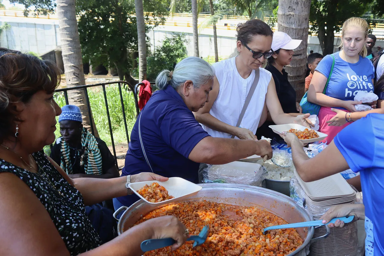 Organizaciones entregan comida, ropa, insumos y arte a migrantes en frontera sur de México
