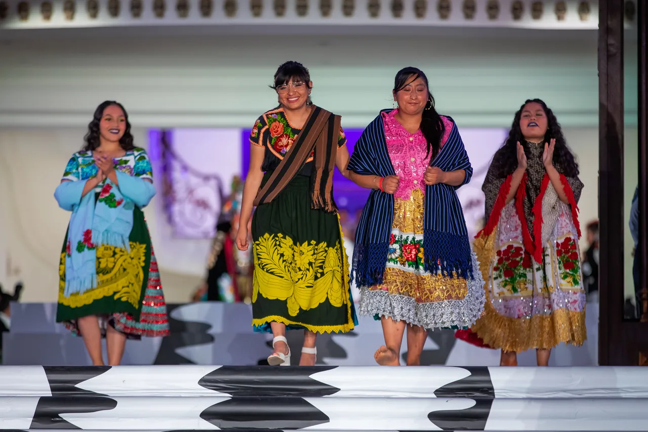 Pasarela de arte textil mexicano durante el Encuentro Original en Yucatán.