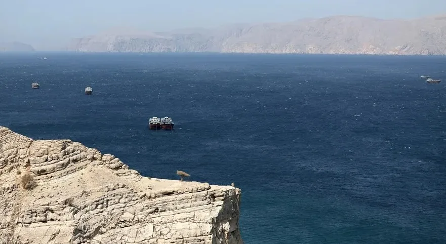 El estrecho de Ormuz, clave en el transporte del petróleo mundial, sigue cerrado
