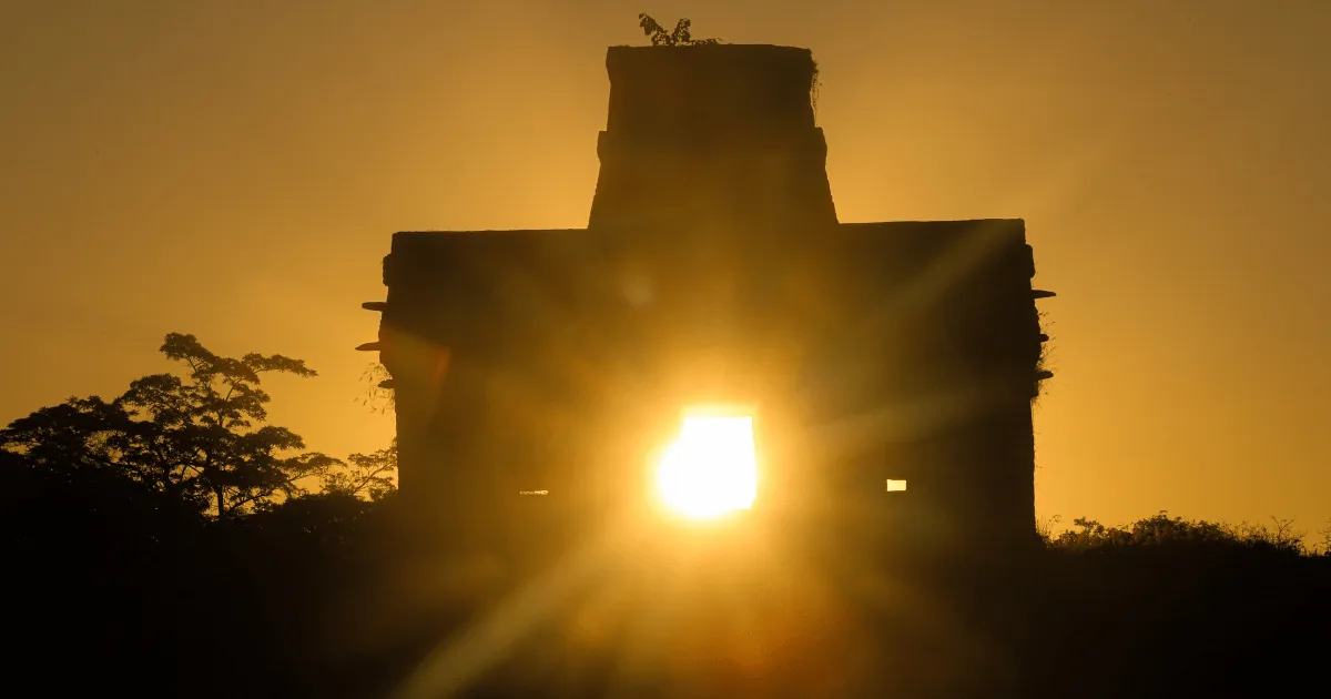 Sol saliendo por el este durante el equinoccio de otoño